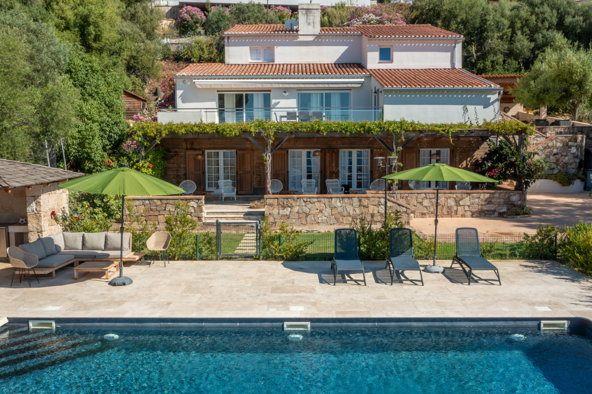 Villa avec piscine en bord de mer. - Photo #1