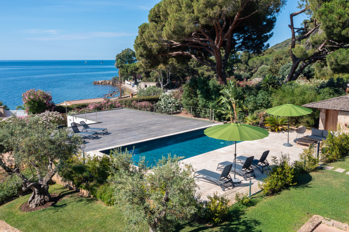 Villa avec piscine en bord de mer. - Photo #0