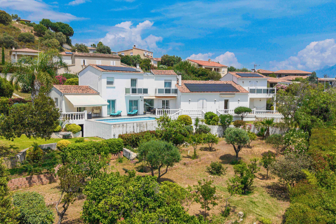 Villa de 3 logements avec piscine et vue dégagée - Afa - Photo #0