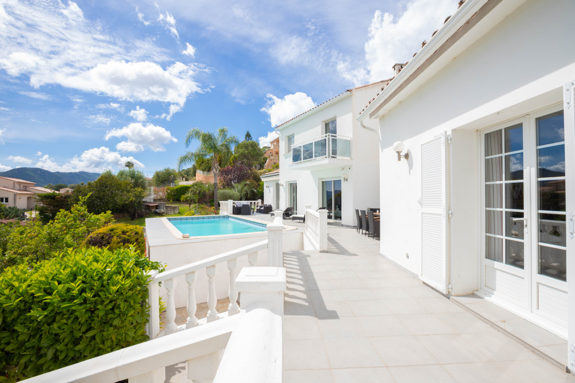 Villa de 3 logements avec piscine et vue dégagée - Afa - Photo #1