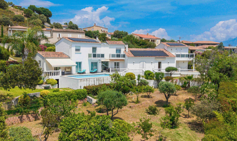 Ventes - Villa de 3 logements avec piscine et vue dégagée - Afa - Villa/Maison - AFA